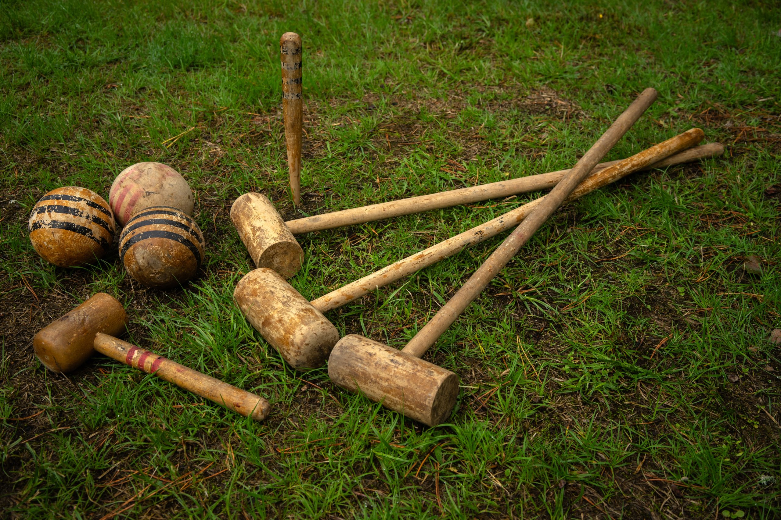 Starý set na kroket. Kroketové pálky a míčky.