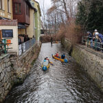 Jiné pokračují přes jez (foto Katka Landová)